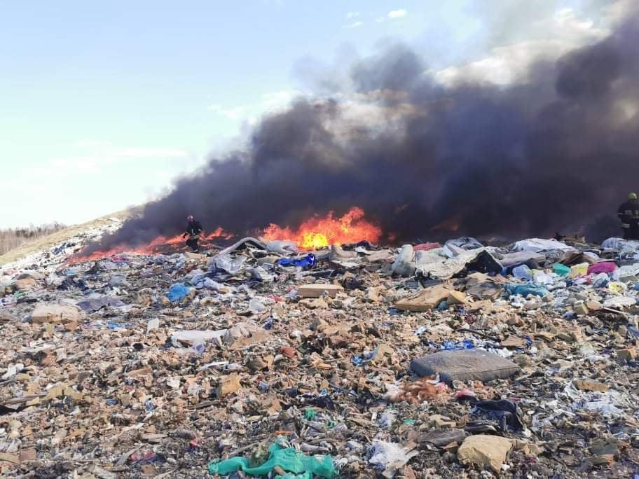 Nepavojingų atliekų sąvartyne Plungės rajone – gaisras, situaciją stebi aplinkosaugininkai