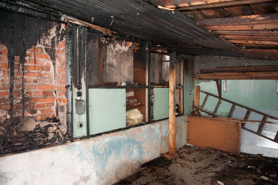 Panevėžyje, įtariama, padegtas daugiabučio namo sandėliukas