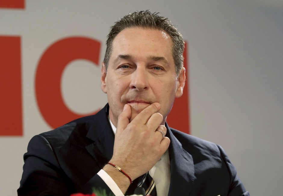 Buvęs Austrijos vicekancleris dėl skandalingo vaizdo įrašo kreipėsi į prokuratūrą