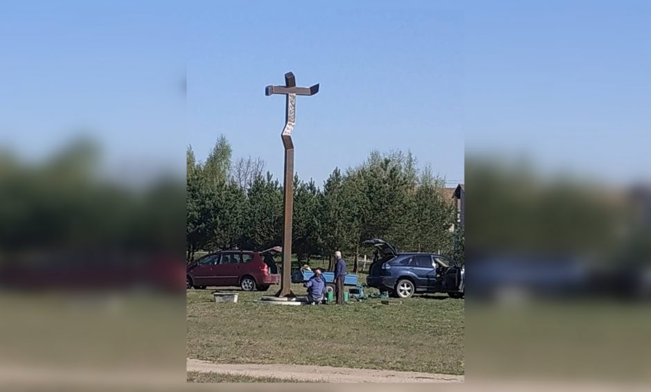 Balsių bendruomenę sukiršino kryžius