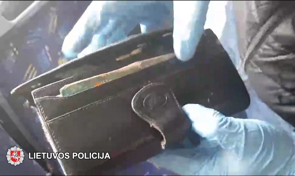 Pareigūnams įkliuvo puikiai žinoma kišenvagė: žmones apvogdavo viešajame transporte