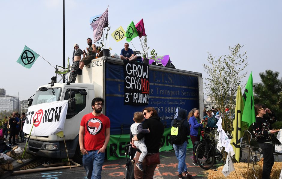 Londone ketvirtą dieną iš eilės vyksta protestai prieš klimato kaitą