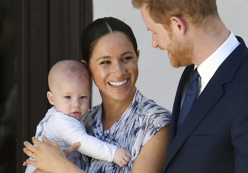Naujausios princo Harry ir Meghan sūnaus nuotraukos: panašumas į tėvą atima žadą