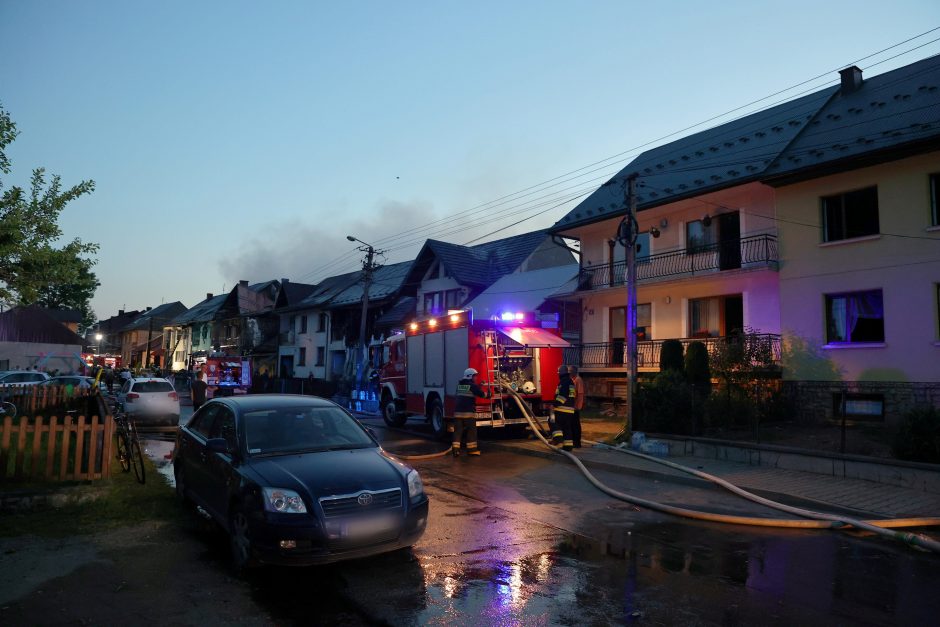Lenkijoje – milžiniškas gaisras: liepsnos apėmė dešimtis namų, sužeisti devyni žmonės