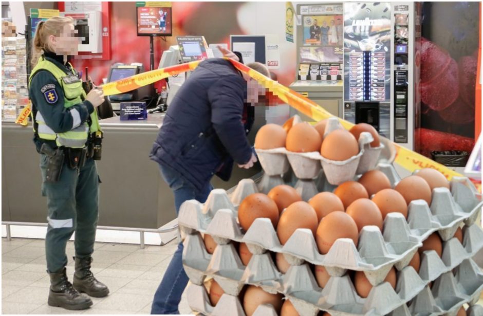 Incidentas Taikos prospekte: prekybos centro apsaugos darbuotoja apmėtyta kiaušiniais