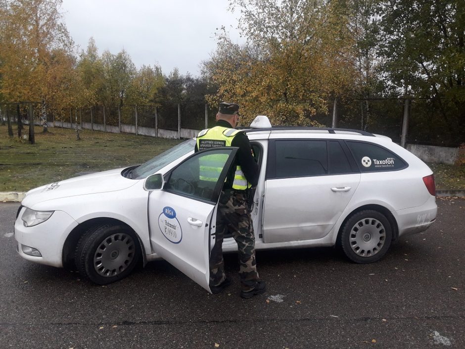 Latvis taksistas per Lietuvos sieną bandė išgabenti du neteisėtus migrantus