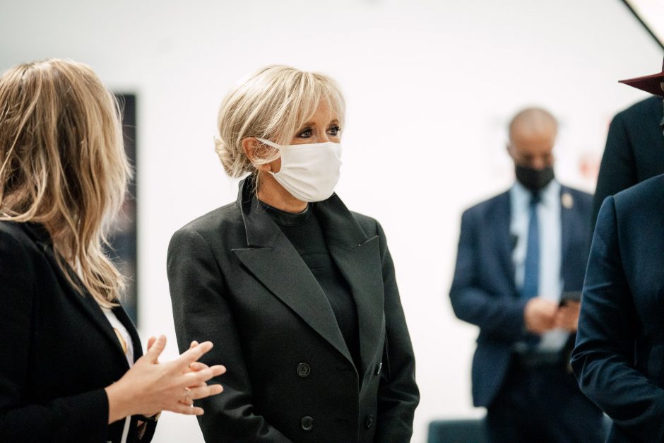D. Nausėdienė ir B. Macron lankėsi MO muziejuje: parodoje – aktualios temos