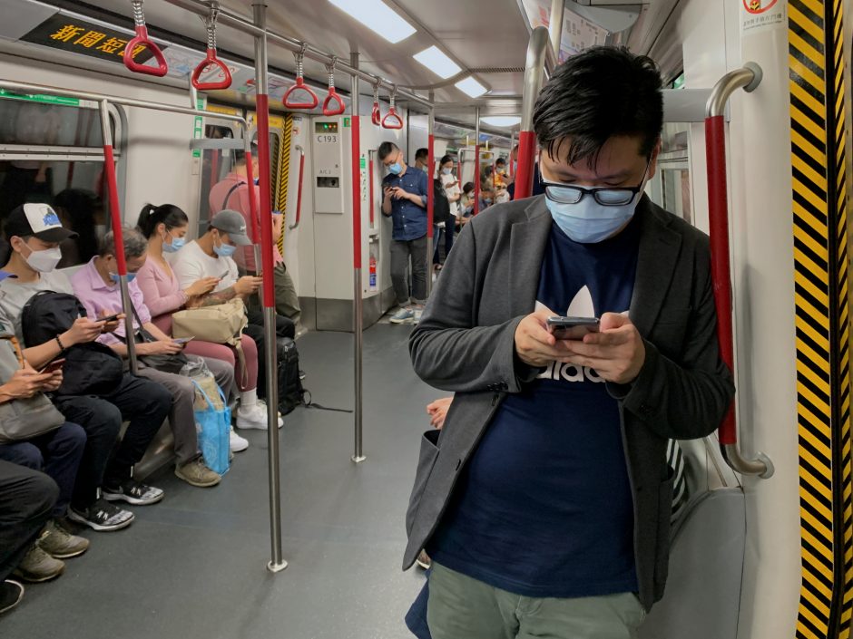 Honkonge išaugus viruso infekcijų skaičiui, įvedama naujų apribojimo priemonių