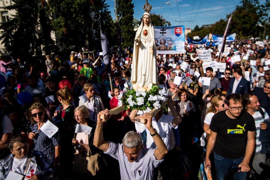 Slovakijoje dešimtys tūkstančių žmonių išėjo į gatves: protestavo prieš abortus