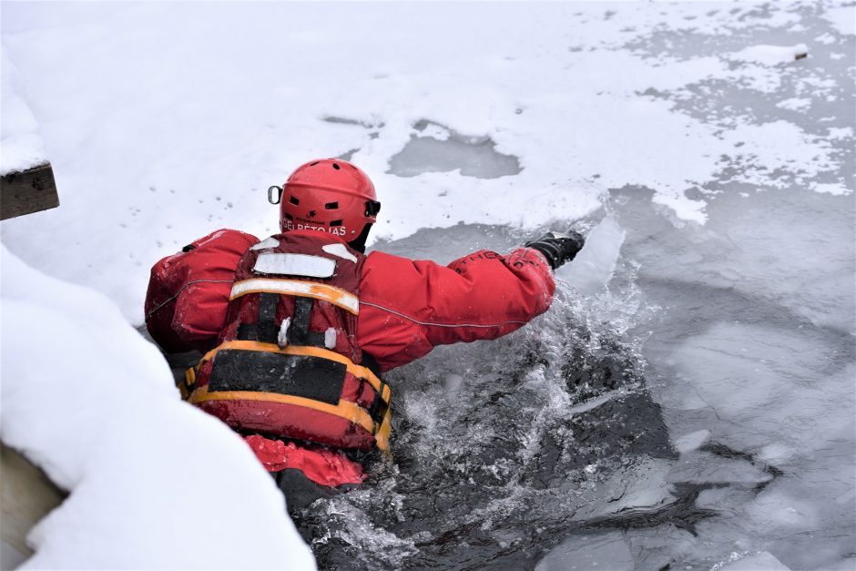 Skęstantį žmogų gelbėję ugniagesiai: vyrai eina žvejoti ant ledo pamiršdami, kad jie – ne žuvys