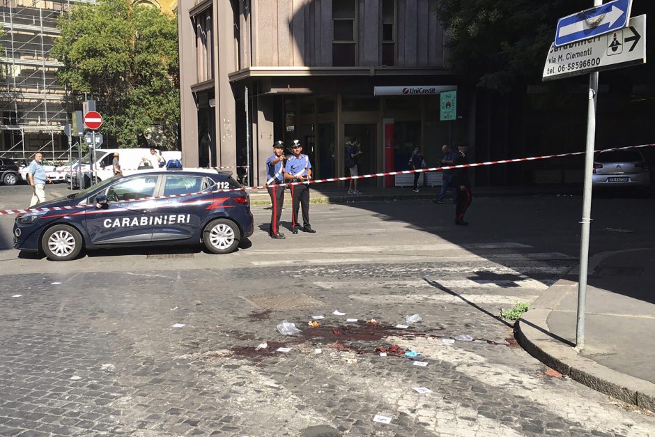 Romos centre nudurtas policininkas, nusikaltimu įtariamas migrantas