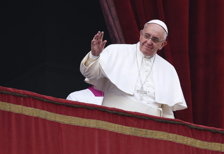 Popiežius Kalėdų kreipimesi smerkia „brutalų“ religinių mažumų „persekiojimą“
