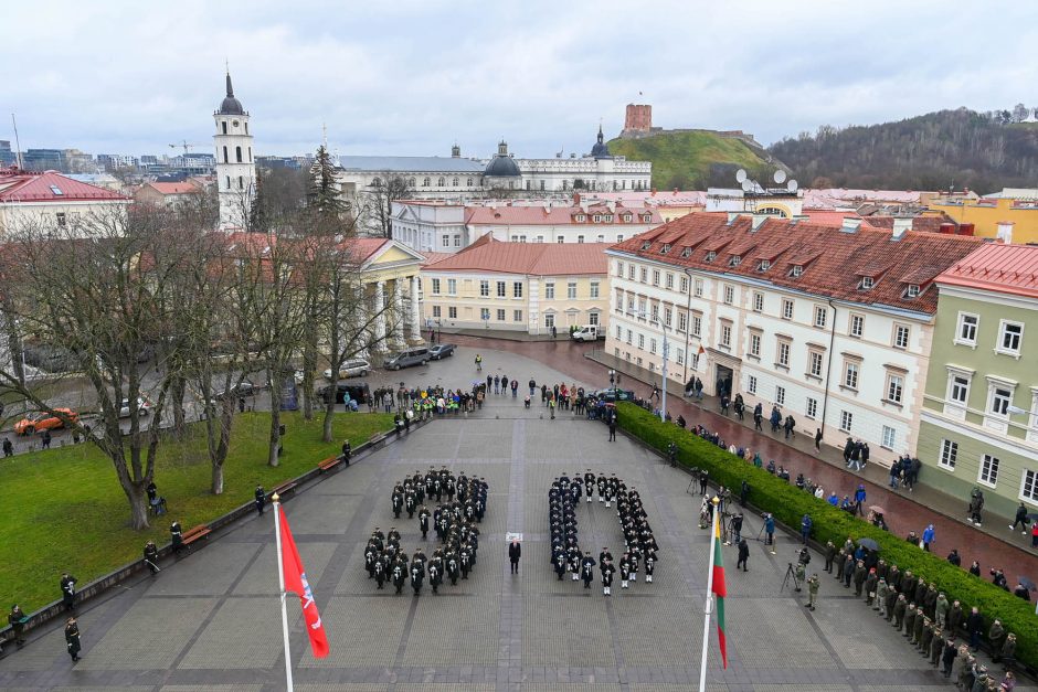 30-metį mininti Lietuvos kariuomenės Garbės sargybos kuopa Vilniuje atliko rekordinę ginklų salvę
