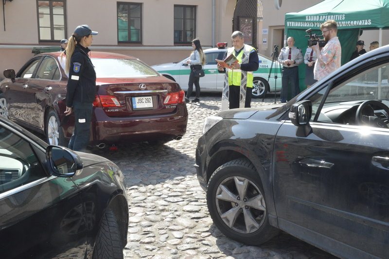 Tokio reido dar nebuvo: Rotušės aikštėje automobilius šventino policijos kapelionas