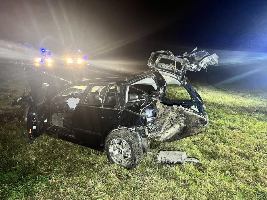 Kraupi avarija Lazdijų rajone: nuo kelio nulėkė BMW, žuvo jaunas vairuotojas