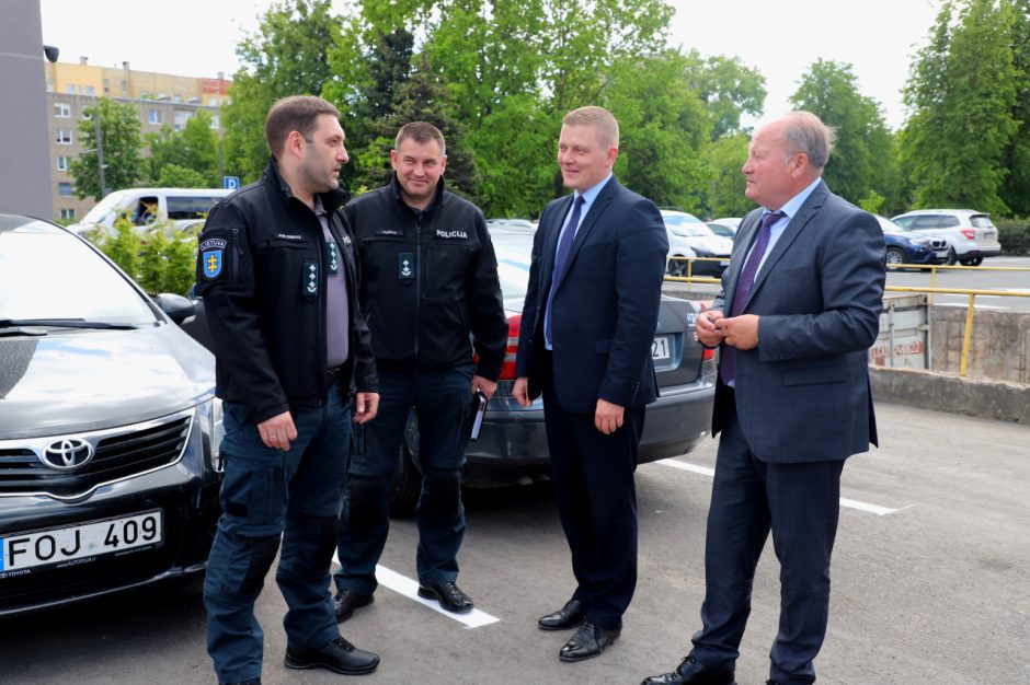 Kauno rajono savivaldybės dovana policijai – naujas automobilis patruliavimui