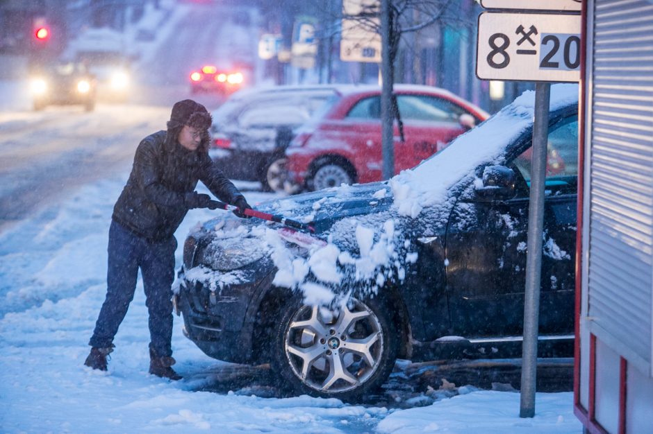 Kauną nuklojo baltas sniego patalas, vairavimo sąlygos – sudėtingos
