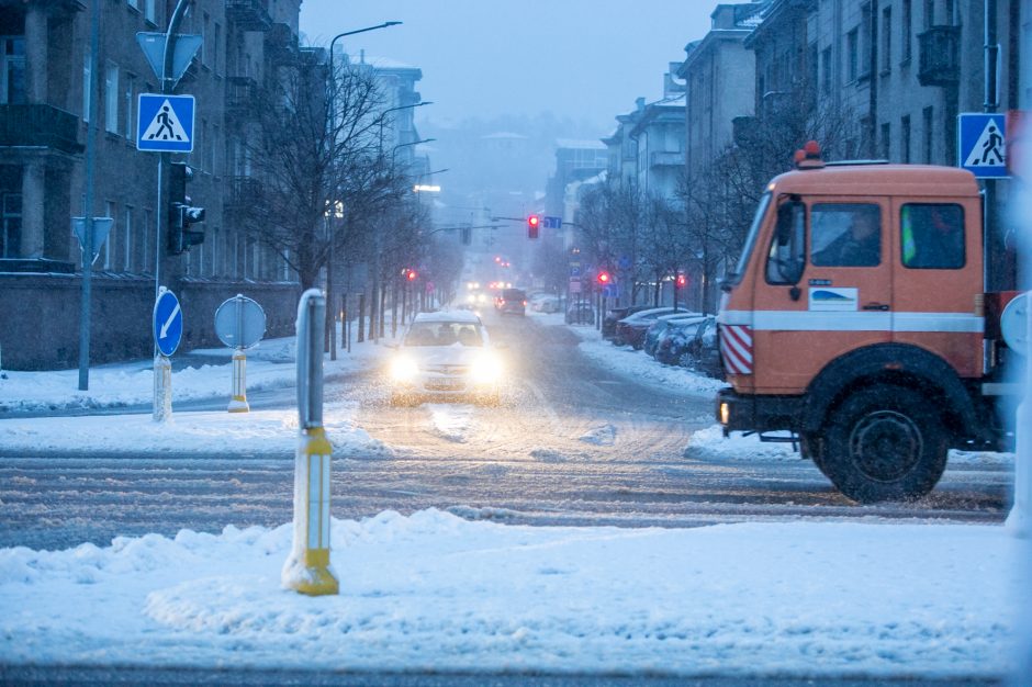 Kauną nuklojo baltas sniego patalas, vairavimo sąlygos – sudėtingos