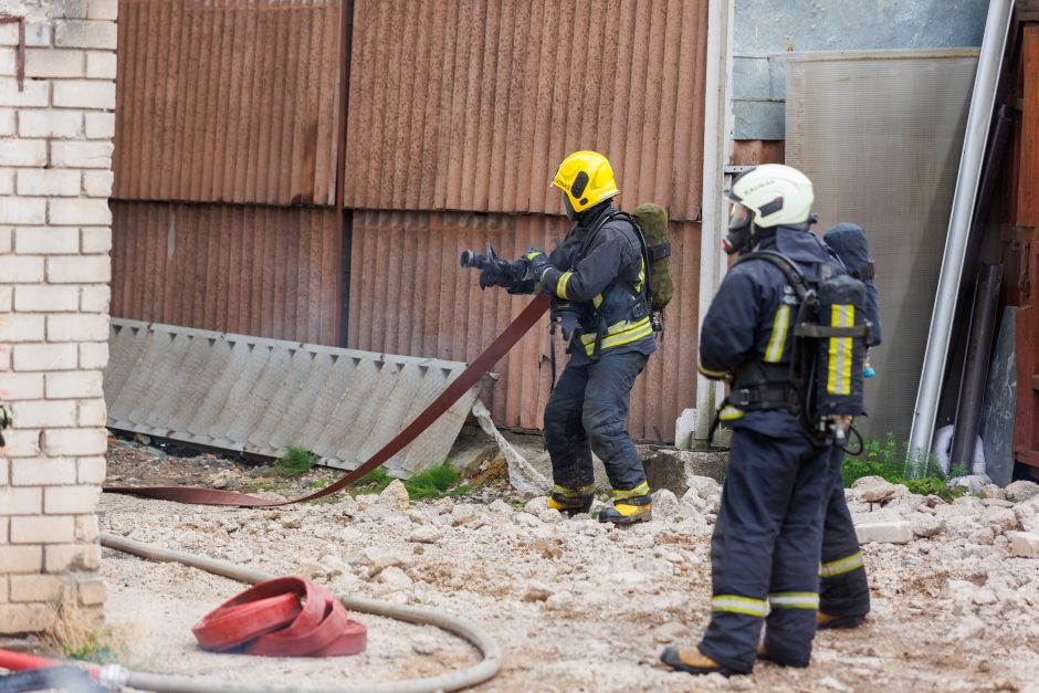 Gaisras „Kauno balduose“: ugniagesiai dar budi, kad ugnis vėl neįsipliekstų