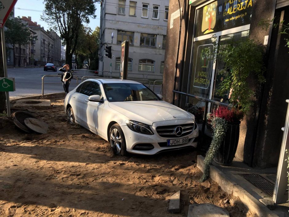 Kauno centre „Mercedes“ kliudė pastato sieną