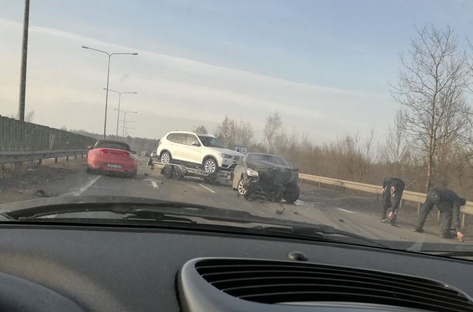 Kaune – dar viena avarija: po smūgio į BMW taranavo kelio atitvarus