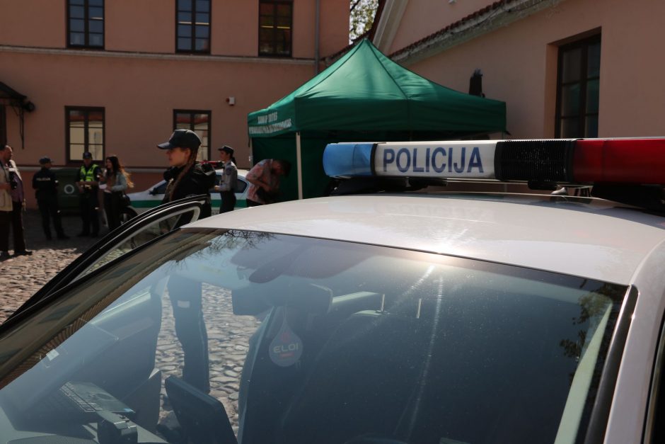 Tokio reido dar nebuvo: Rotušės aikštėje automobilius šventino policijos kapelionas