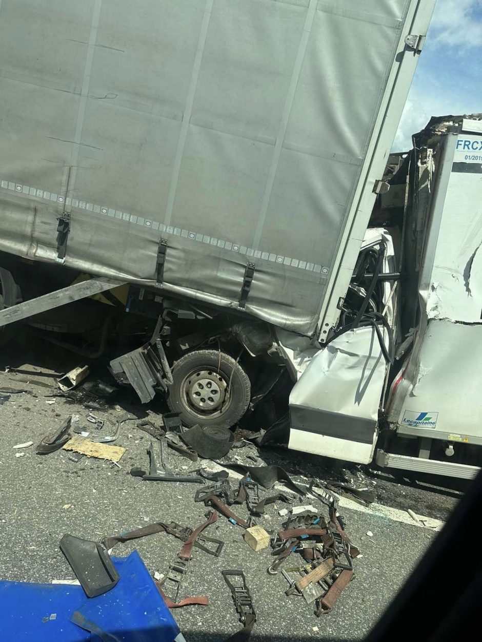 Kraupi avarija kelyje A1: vairuotojo kabina visiškai sumaitota, žuvo du jauni žmonės