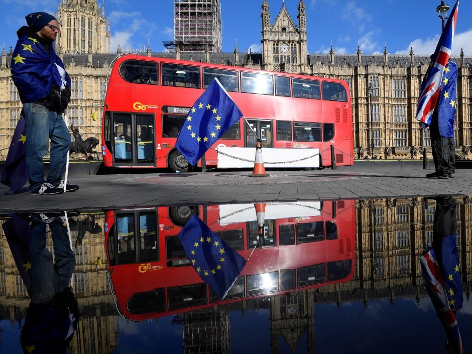 Žiniasklaida: nesaugumas dėl „Brexito“ pastebimai veikia D. Britanijos ekonomiką
