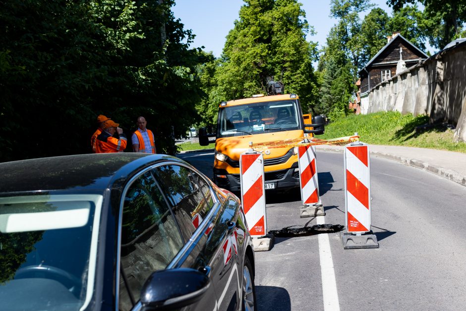 Vilniaus Rasų gatvėje atsivėrė smegduobė: apgadinti du automobiliai, driekiasi spūstis