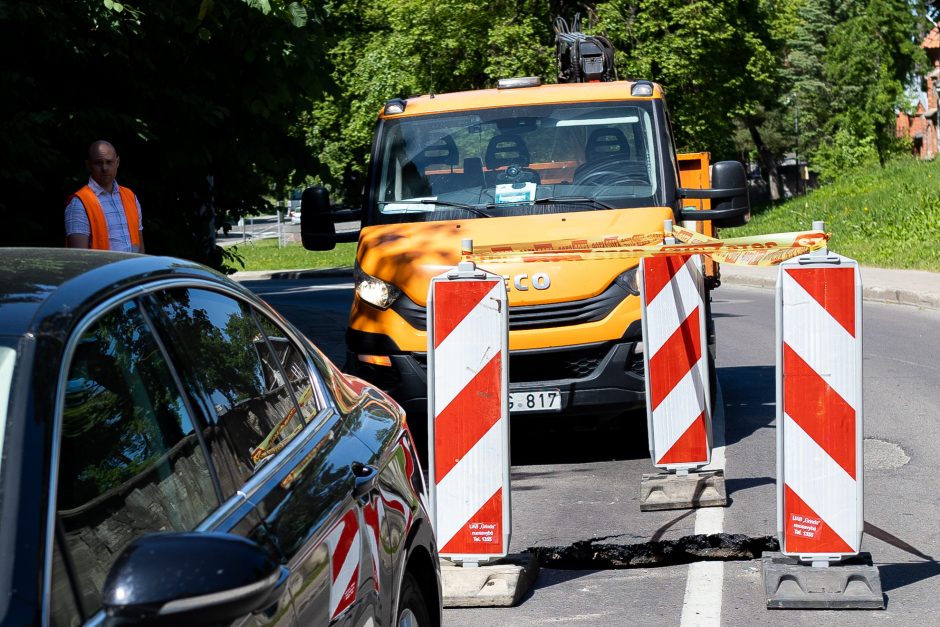 Vilniaus Rasų gatvėje atsivėrė smegduobė: apgadinti du automobiliai, driekiasi spūstis