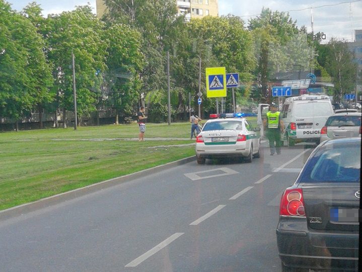 Jaunos moters vairuojama „Škoda“ kliudė dviračiu važiavusį berniuką