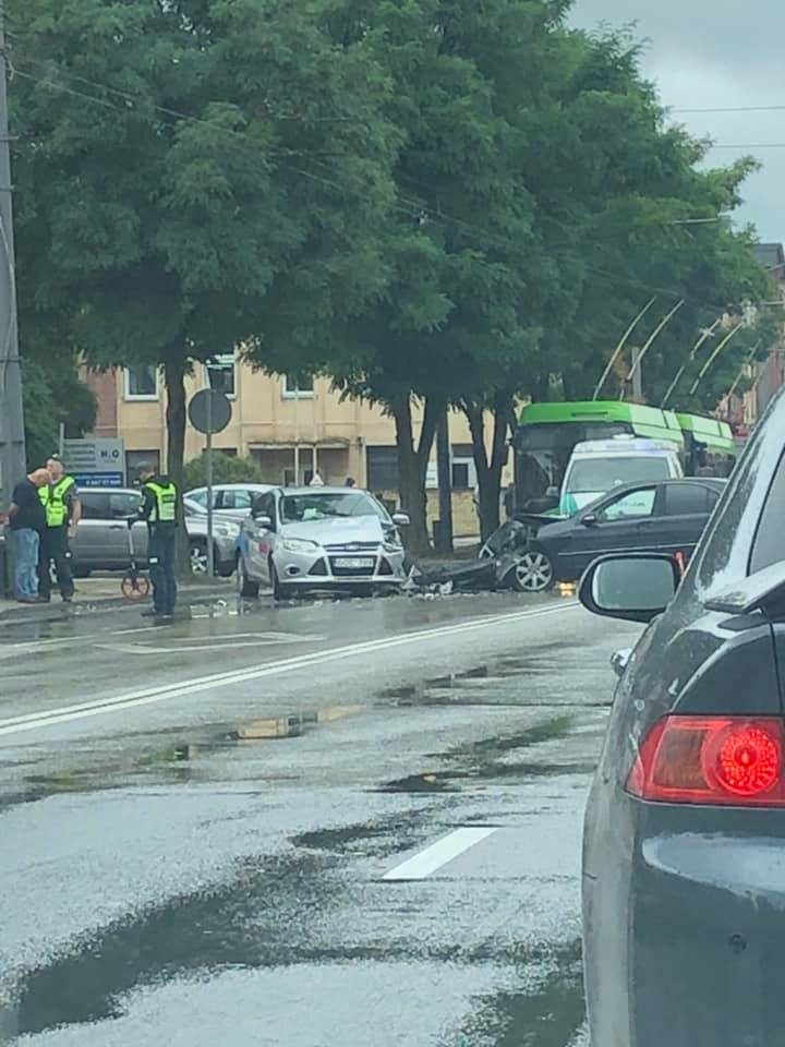 Vilijampolėje į avariją pateko mokomasis automobilis, sužaloti du žmonės