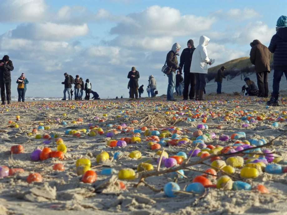 Vokietijos saloje krantą nuklojo žaisliniai kiaušiniai
