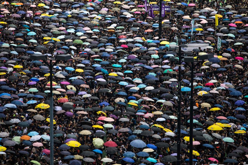 Verdant visuomenės pykčiui, apie 2 mln. žmonių užplūdo Honkongo gatves