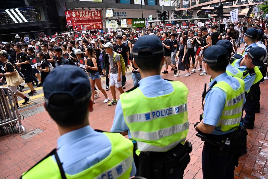 Verdant visuomenės pykčiui, apie 2 mln. žmonių užplūdo Honkongo gatves