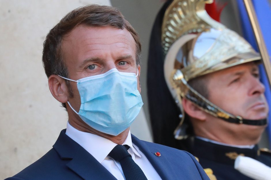 E. Macronui jau nebepasireiškia jokie COVID-19 simptomai