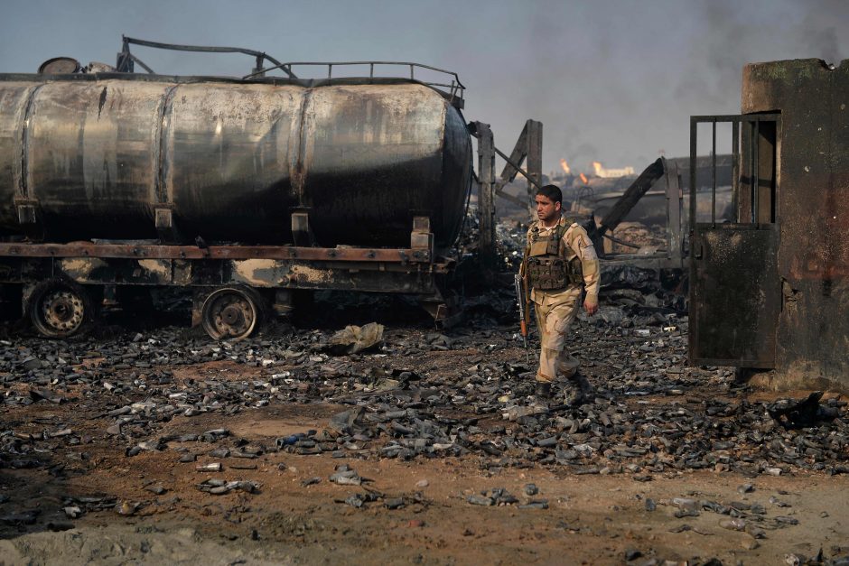 Milžiniškas gaisras Afganistano ir Irano pasienyje: liepsnose paskendo 100 benzinvežių ir naftovežių
