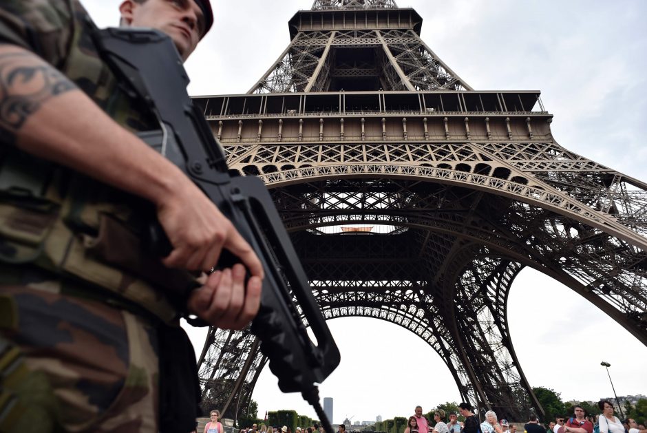 Teroro aktai kirto skaudų smūgį Prancūzijos ekonomikai