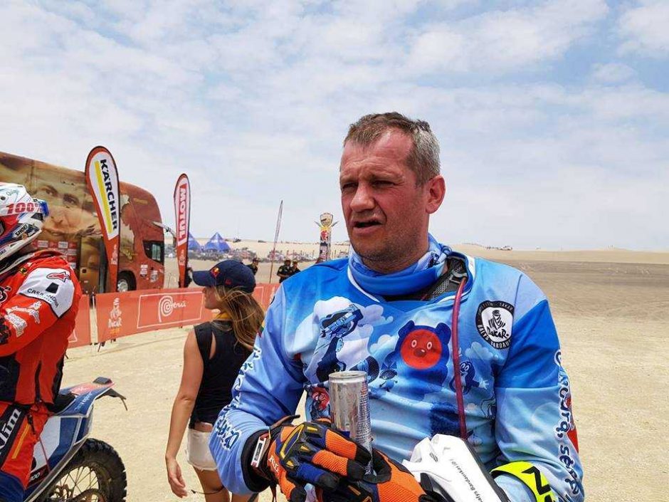 Šeštame Dakaro ralio etape B. Bardausko motociklo navigacinė įranga nesiunčia signalo