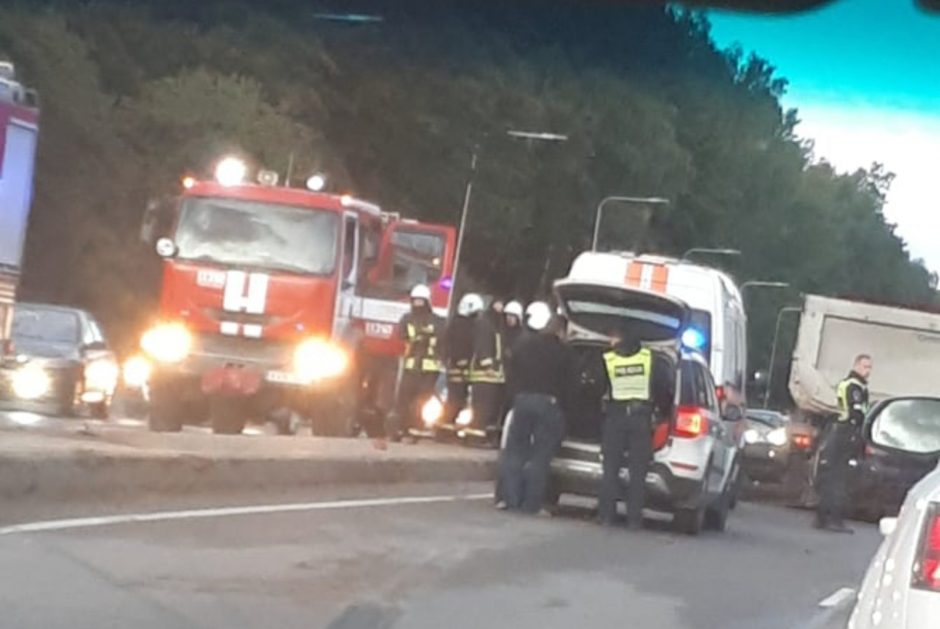 Tragiškas rytas Vilniuje: susidūręs su vilkiku žuvo lengvojo automobilio vairuotojas