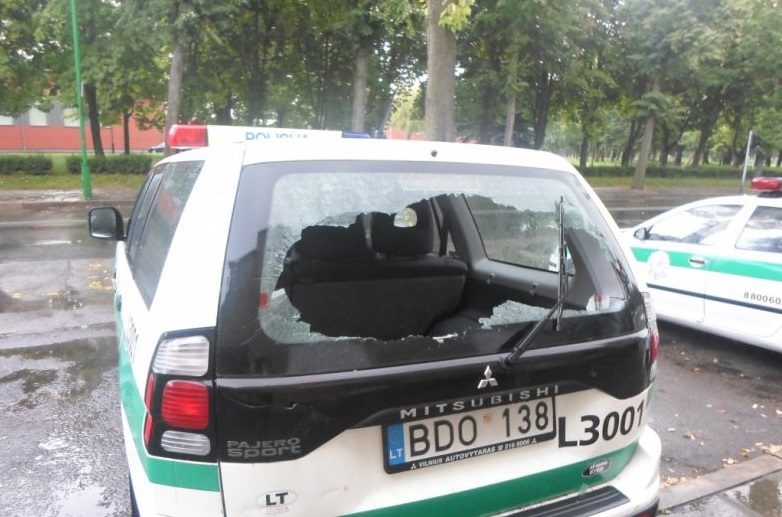 Marijampolėje užkliuvo policijos automobilis – suskaldė langą