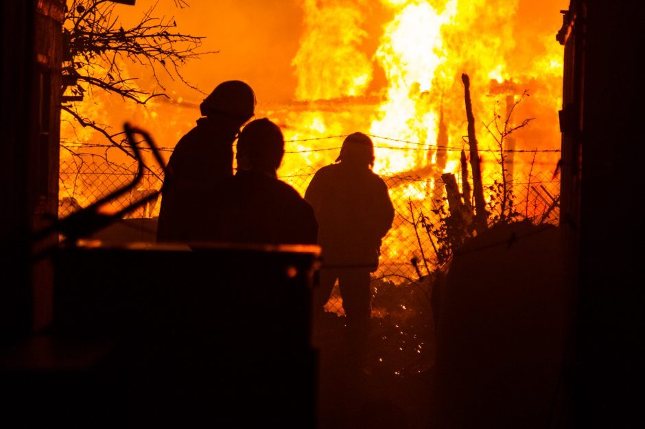 Nelaimė Neveronyse: gaisro sukėlėja – sunkios būklės, jos kaimynas žuvo