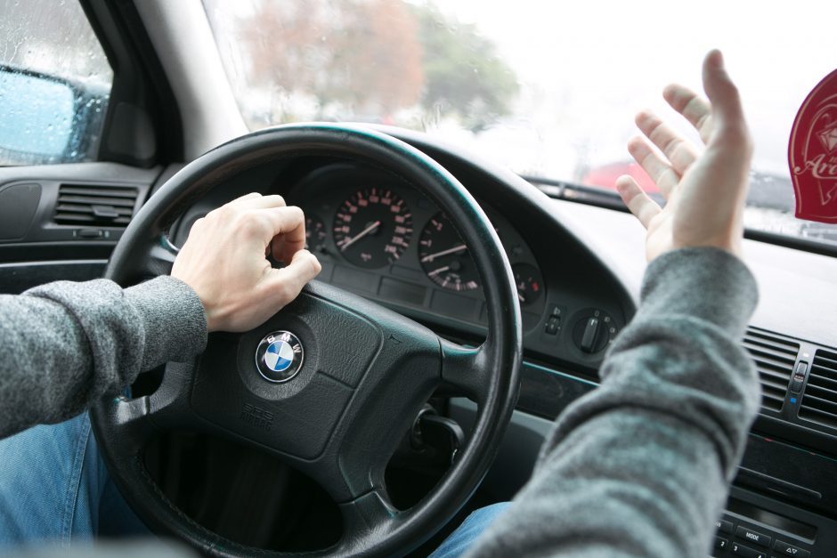 Pavojingai manevravusiam BMW vairuotojui – bauda ir teisių atėmimas