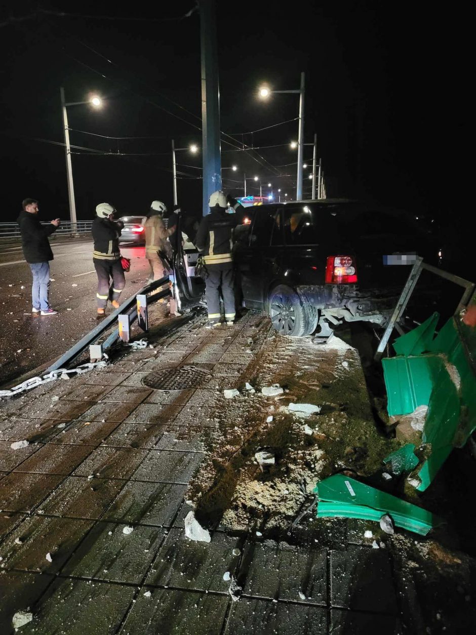 Incidentas Kaune: girtos moters vairuotas „Range Rover“ šlavė viską savo kelyje