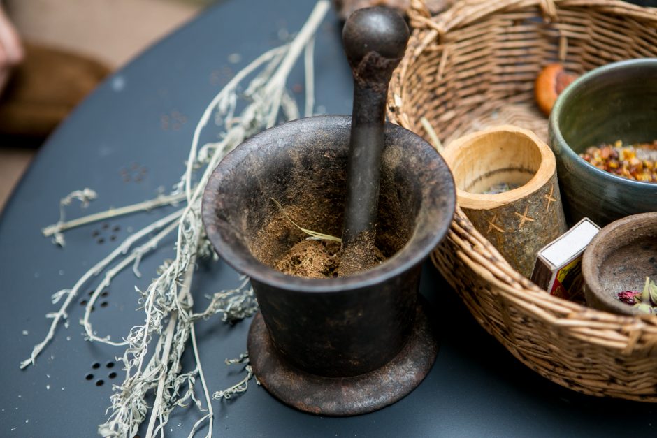 Muziejaus kiemelyje prabilo žolės: kelios dešimtys kvapų ir unikalūs receptai