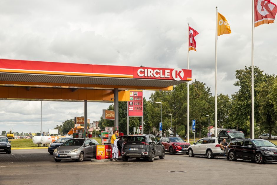 Incidentas „Circle K“: įtariamasis policininko užpuolimu jau teistas už nužudymą peiliu
