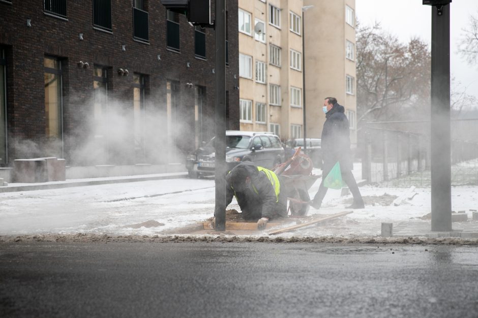 Kaune iškritęs sniegas darbų nestabdo: kelininkai ne tik valo gatves, bet jas toliau tvarko