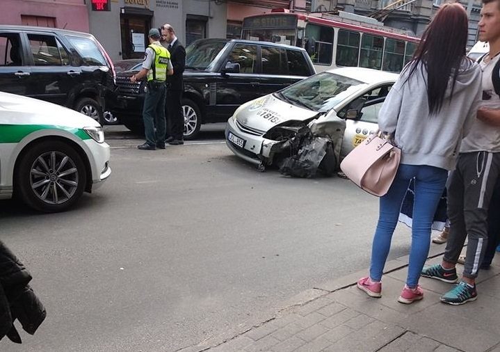 Vilniuje sutrikus taksi vairuotojo sveikatai, per avariją nukentėjo keleivė