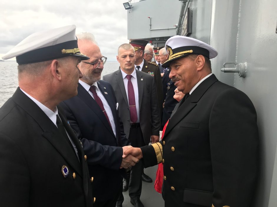 Lietuvos karo jūreiviai pasveikino Latvijos kolegas su įkūrimo šimtmečiu