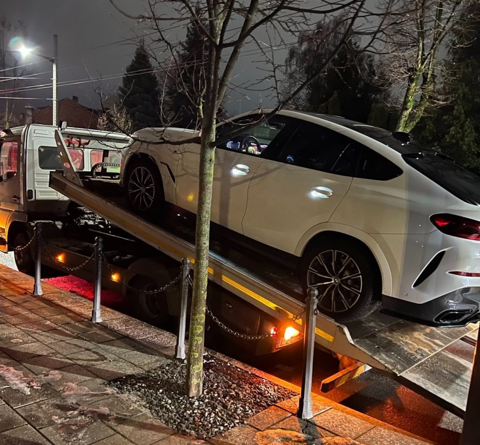 Penktadienio vakarą iš Kauno centro girta BMW vairavo pati, kol nesustabdė pareigūnai